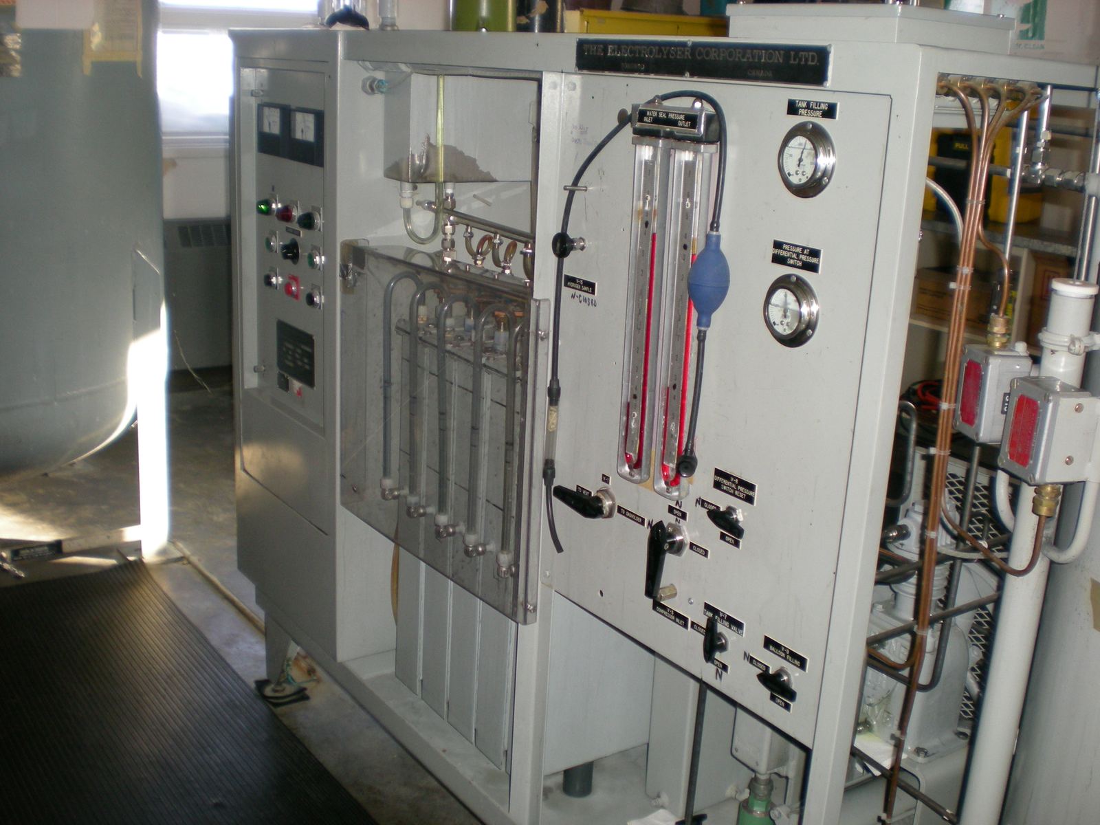 Electrolyser unit for hydrogen production