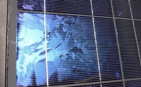 Polycrystalline silicon wafer close-up for the perovskite versus silicon solar comparison article