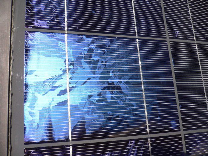 Polycrystalline silicon wafer close-up for the perovskite versus silicon solar comparison article