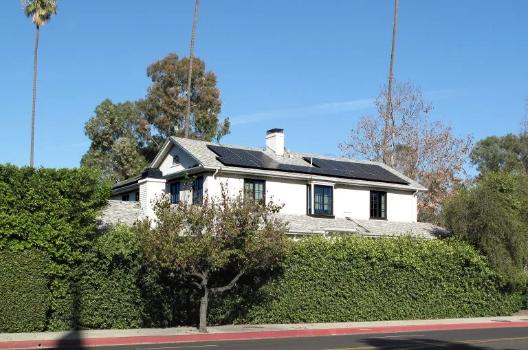 California’s Clean-Energy Split Screen: Newsom Signs VPP and Balcony Solar Bills, Vetoes Community Solar — Again