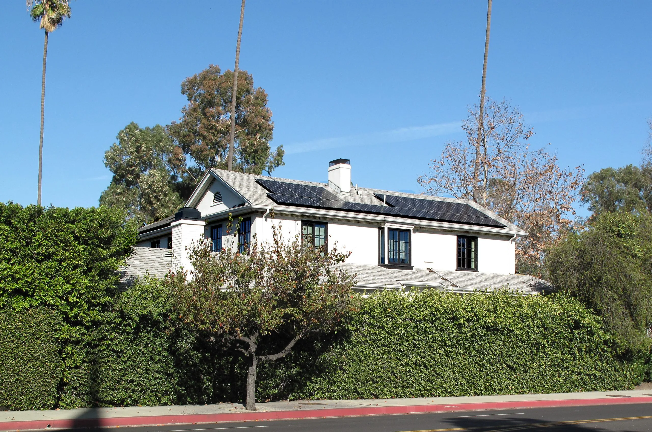 California's Clean-Energy Split Screen: Newsom Signs VPP and Balcony Solar Bills, Vetoes Community Solar — Again